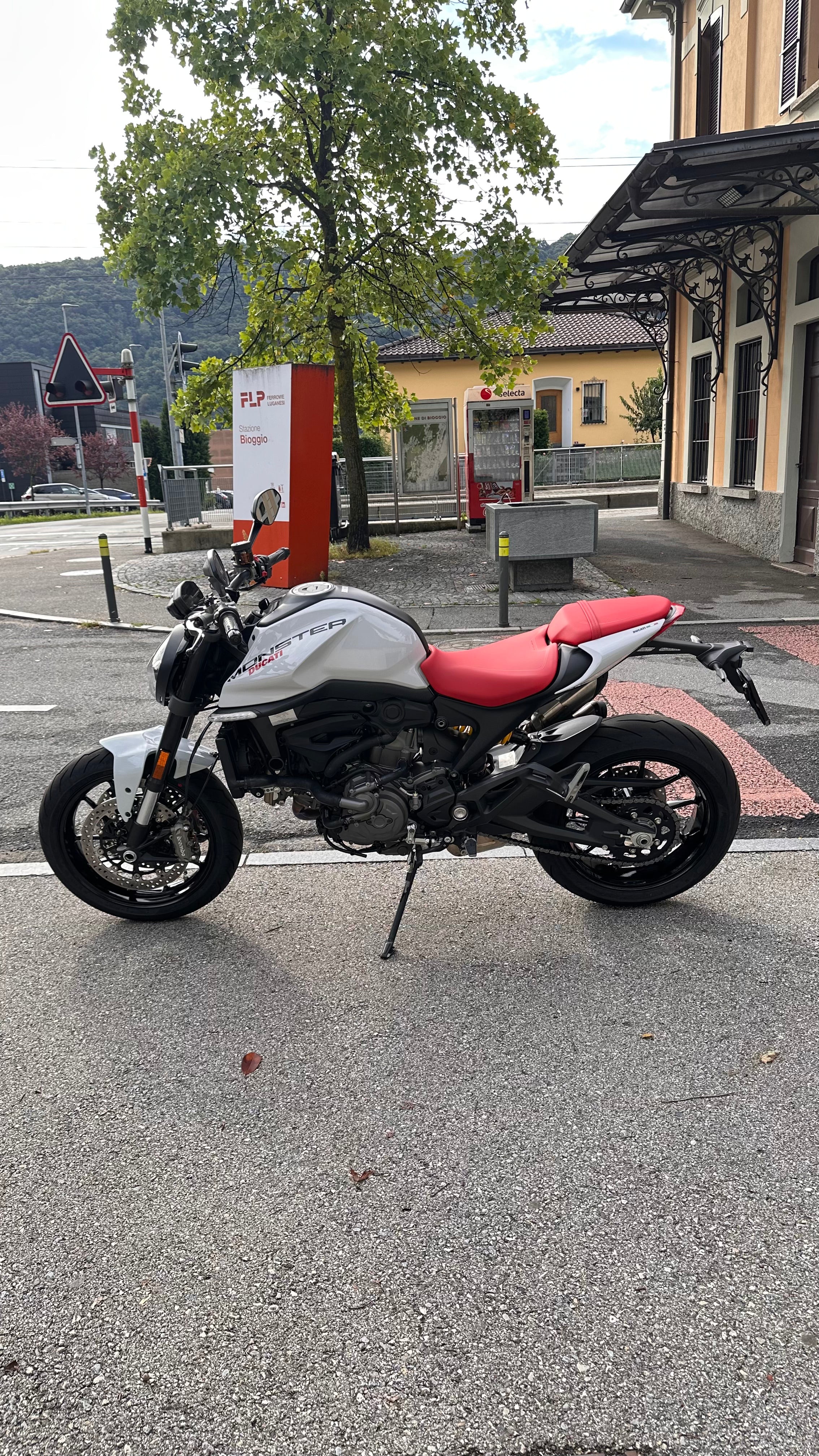 Ducati Monster 937